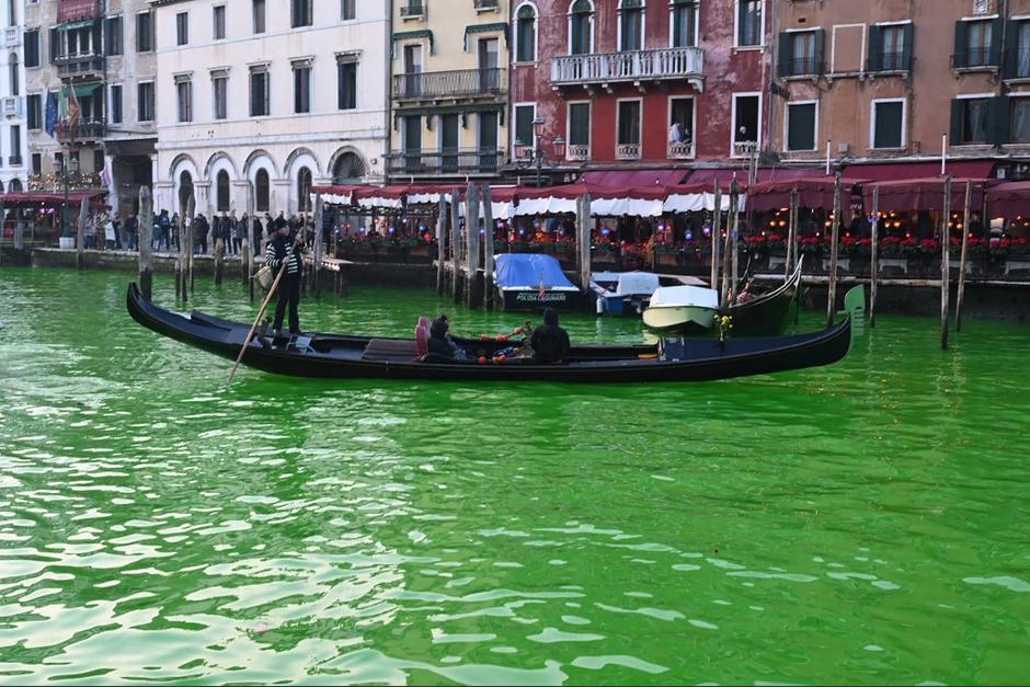 Activistas ambientales tiñen de color verde el Gran Canal de Venecia. (Foto: AFP)