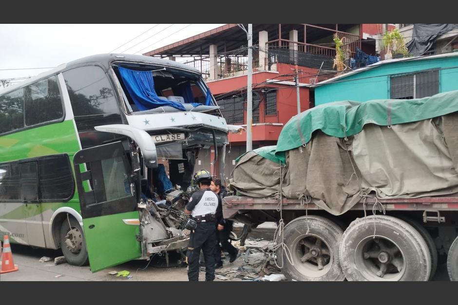 El autobús de turismo que colisionó con un tráiler y dejó por lo menos 18 heridos. (Foto: Bomberos Voluntarios)