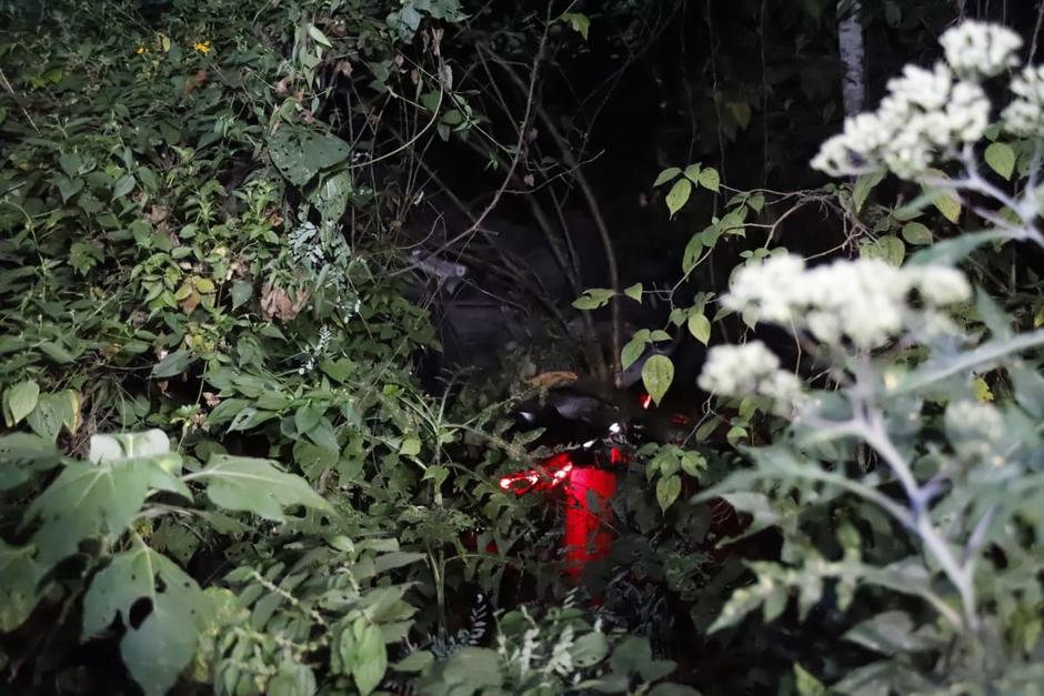 El conductor de un vehículo perdió el control y terminó atrapado entre árboles; bomberos confirmaron que falleció. (Foto: Bomberos Voluntarios)
