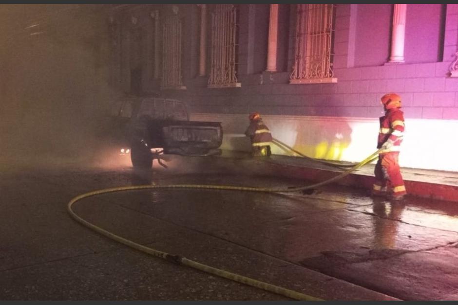 Una patrulla de la PNC prendió en llamas esta mañana de lunes 11 de diciembre, los hechos ocurrieron en la zona 1. (Foto: Bomberos Municipales)&nbsp;
