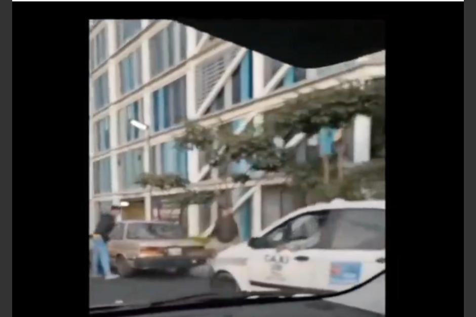 Captan asaltos de conductores en el tránsito de la zona 4 capitalina. (Foto: captura de pantalla)&nbsp;