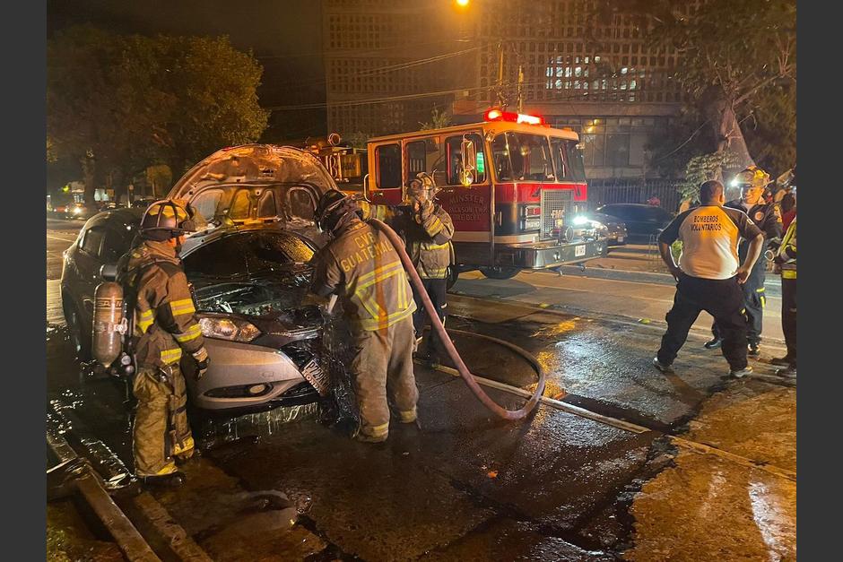 Se incendia vehículo que circulaba en la zona 4 capitalina, este 12 de diciembre. (Foto: Bomberos Voluntarios)