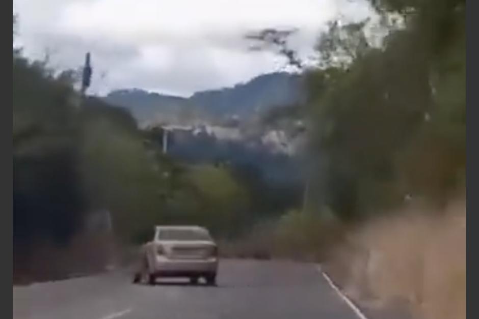 Graban a conductor que pierde el control, choca con el paredón y termina volcado en carretera hacia Chiquimula. (Foto: captura de video)