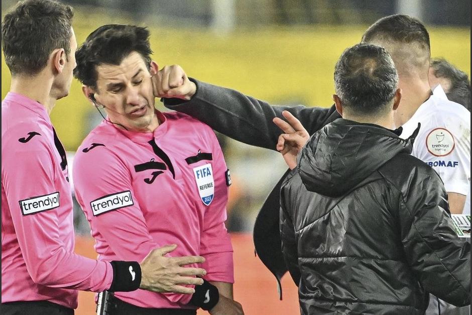 El árbitro turco, Halil Umut Meler, fue golpeado por el presidente del club Ankaragucu. (Foto: Eurosport)