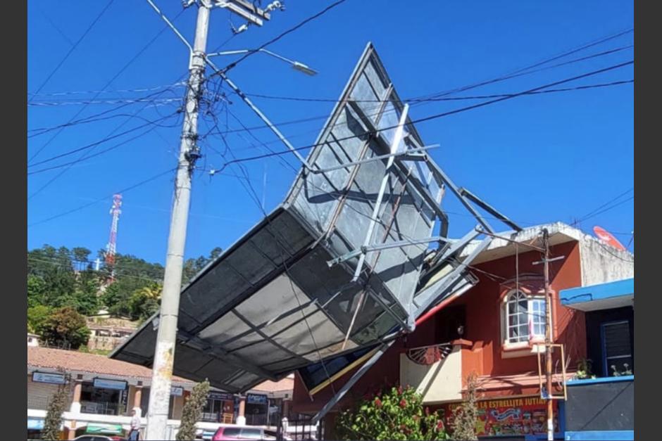 Una enorme valla publicitaria aplastó el techo de una vivienda en Jutiapa, tras ser derribada por una ráfaga de aire. (Foto: redes sociales)&nbsp;