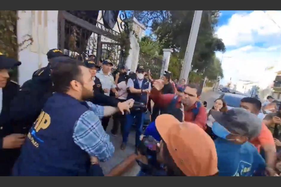 Varias personas confrontaron a fiscales del MP tras allanamiento en el Paraninfo Universitario. (Foto: Captura de video)