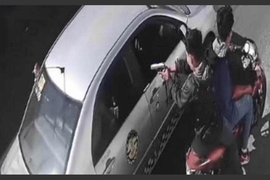 Dos sicarios en moto atacaron a pasajeros de un taxi. (Foto: captura de pantalla)
