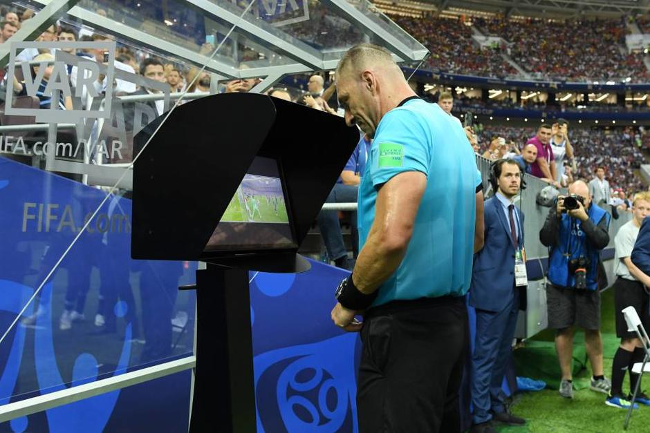 El VAR (Video Assistant Referee) tiene como objetivo ayudar al árbitro principal a evitar errores graves. (Foto: FIFA)