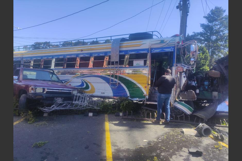 Un fuerte accidente de tránsito se registró en la ruta a El Salvador este martes, dos personas resultaron heridas. (Foto: Bomberos Voluntarios)