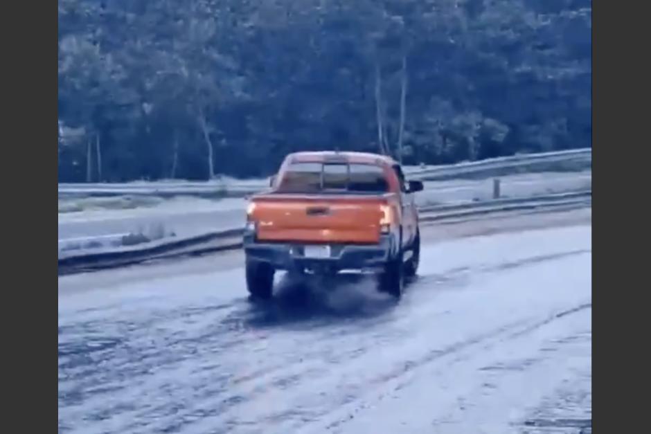 Un vehículo se deslizó en la ruta Interamericana debido a que la carretera se congeló este martes. (Foto: captura de video)