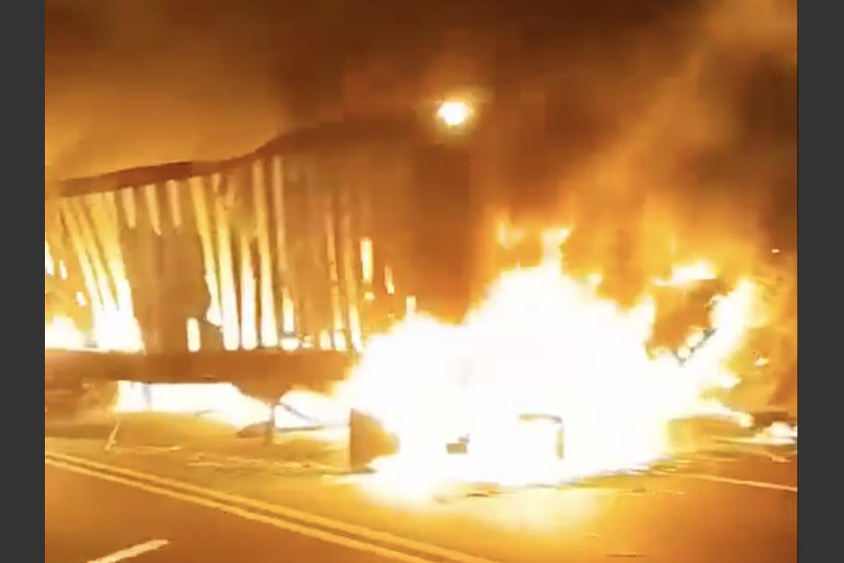 Un tráiler y un camión se incendiaron tras colisionar de frente en la ruta al Pacífico. (Foto: captura de video)