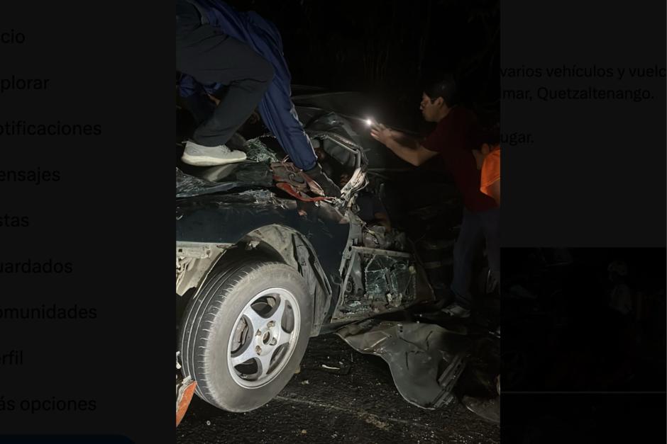 Un autobús del transporte colectivo protagonizó un accidente múltiple, la noche de este viernes. (Foto: Cruz Roja Guatemalteca)