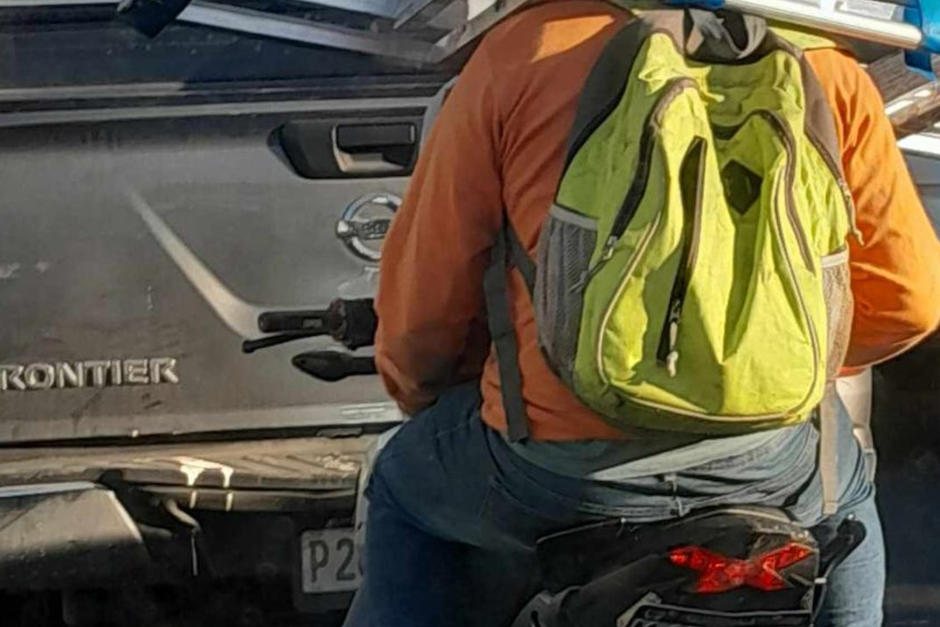 Dos pasajeros de una moto llamaron la atención por su especial manera de transportas sus herramientas. (Foto: Cortesía)
