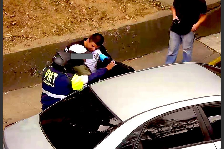 Buscan a familiares de conductor que sufrió un desmayo en medio del tránsito en la zona 3 capitalina. (Foto: Amílcar Montejo)