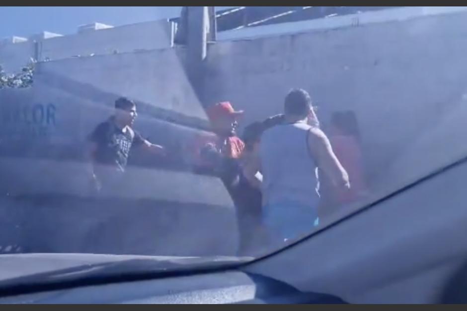 Captan una pelea entre varias personas en plena calle de la zona 5 de Villa Nueva, aparentemente por un problema en el tránsito. (Foto: captura de video)