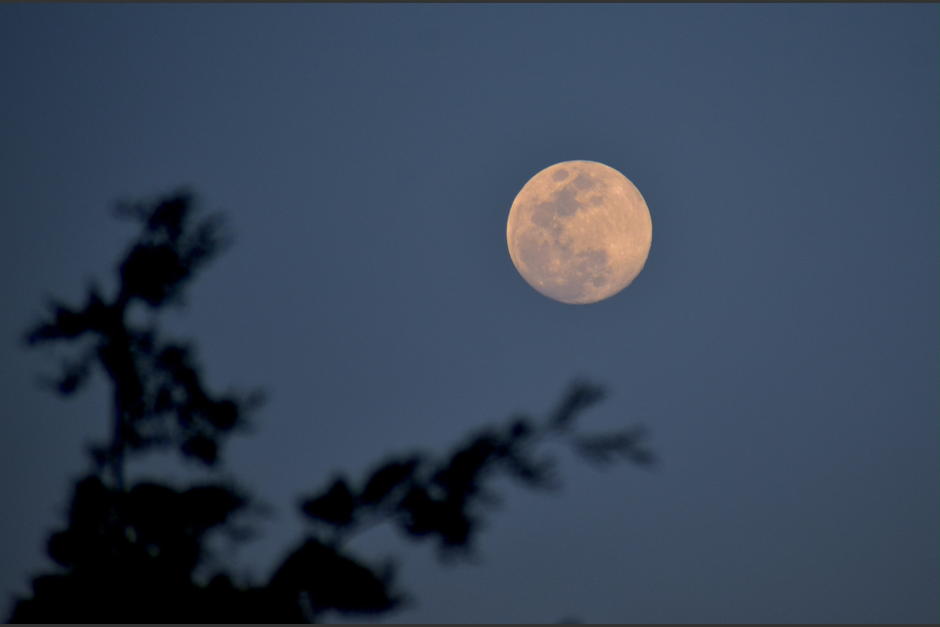 La Luna llena de este 25 de diciembre ha sorprendido con su brillo a los guatemaltecos. (Foto: Fredy Hernández/Soy502)