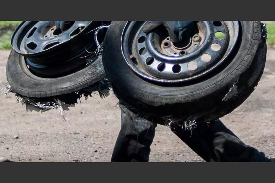 Conductores estuvieron a punto de accidentarse en el bulevar La Pedrera, zona 6, luego de que un hombre lanzó varios neumáticos en la carretera. (Foto ilustrativa: AFP)&nbsp;