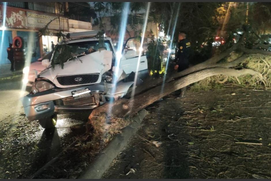 El vehículo quedó empotrado en un arriate de San Cristóbal. (Foto: @Tránsito_Mixco)