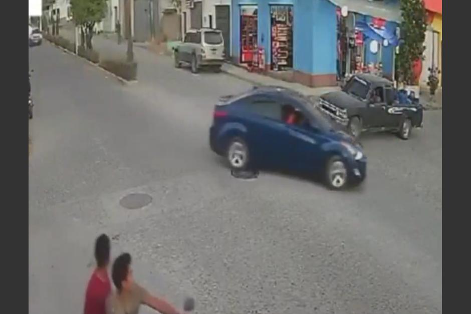 En video quedó captado el brutal accidente de dos hombres que viajaban en una motocicleta en Jalapa. (Foto: captura de pantalla)&nbsp;