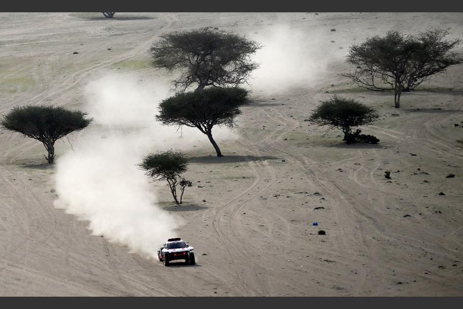 Carlos Sainz ganó la primera etapa en su auto híbrido. (Foto: AFP)
