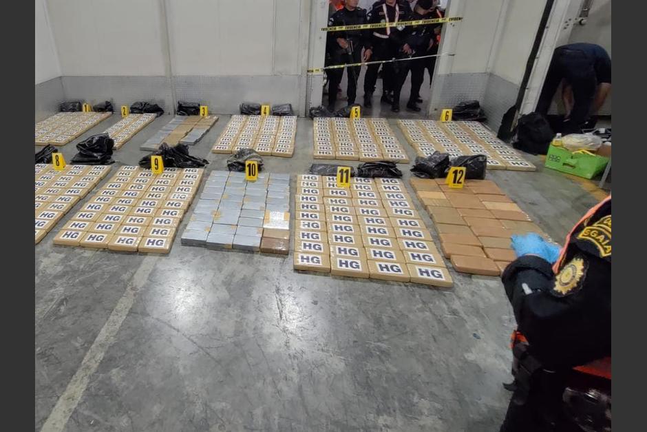 Las autoridades localizaron tulas con posible droga en el interior de un contenedor en Puerto Quetzal. (Foto: PNC)