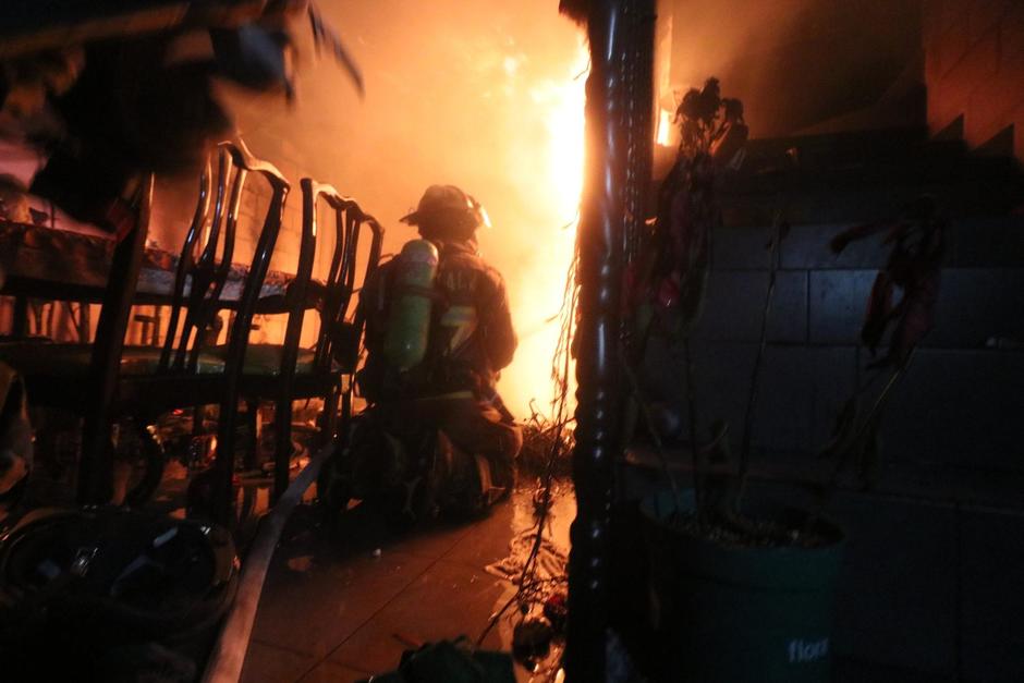 El incendio que se originó en un "Nacimiento" colocado dentro de una vivienda en la zona 6. (Foto: Bomberos Voluntarios)