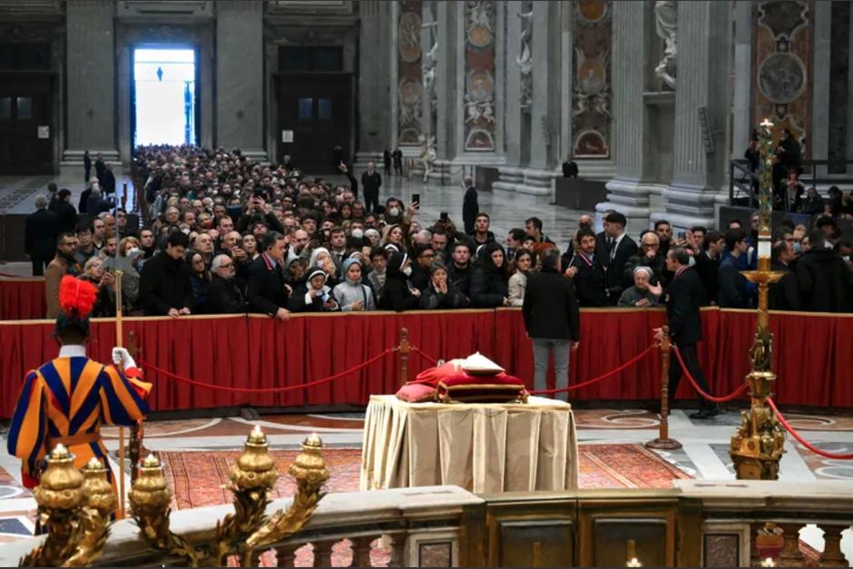 Este lunes dio inicio la capilla ardiente de Benedicto XVI. (Foto: El País)