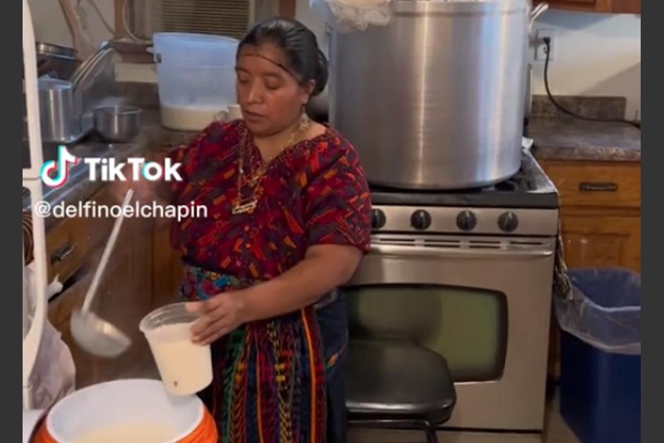 Una mujer guatemalteca causó sensación en redes sociales con su venta de atol y pan. (Foto: captura de video)