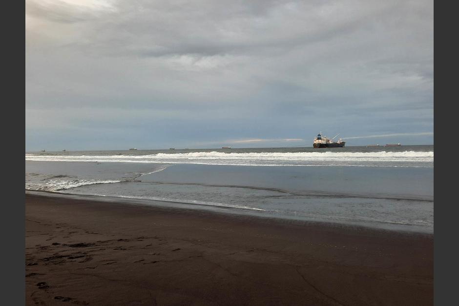 Desde hace varios meses, se ha observado que barcos hacen fila para poder atracar en Puerto Quetzal. (Foto: Cortesía)