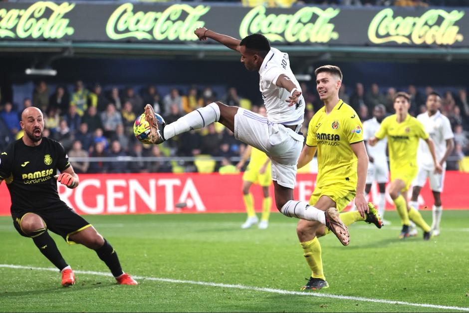 Rodrygo pudo anotar el empate para el Real Madrid ante el Villarreal. (Foto: AFP)