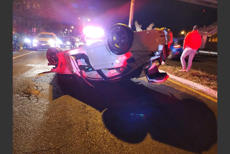 Un vehículo volcó en la ruta que conduce a El Salvador la noche del sábado 7 de enero, inicialmente se indicó que el carro fue abandonado. Sin embargo, el propietario se habría acercado al lugar. (Foto: Bomberos Voluntarios)