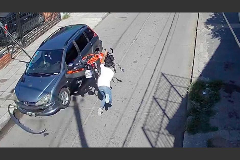 El joven no pudo controlar la moto y se estampó contra el vehículo estacionado. (Captura Video)