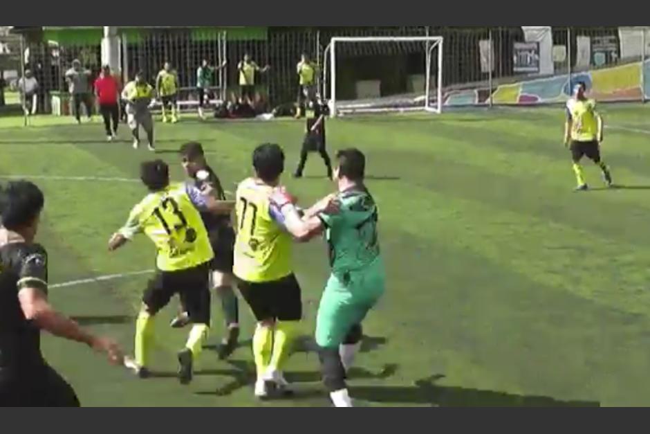Partido de fútbol 7 entre Reds y Peronia finalizó en una trifulca. (Foto: Captura de pantalla)