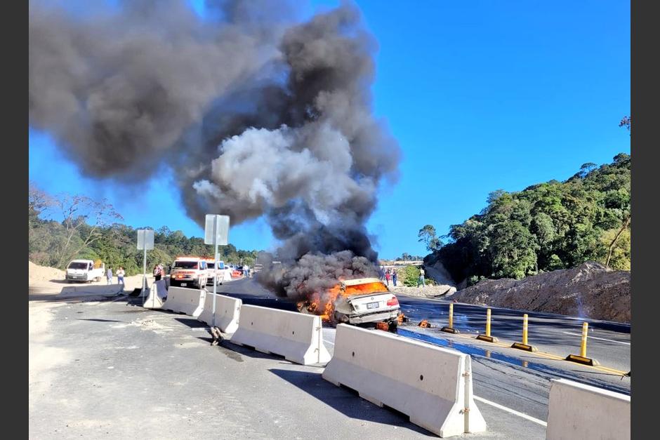 Un vehículo prendió en llamas en la VAS. (Foto: Bomberos Voluntarios)