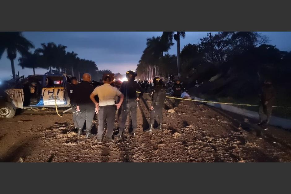 Un fuerte accidente de tránsito ocurrió en la autopista Palín-Escuintla, preliminarmente se sabe que dos agentes de la PNC habrían resultado heridos. (Foto: Informativo TeleNews)
