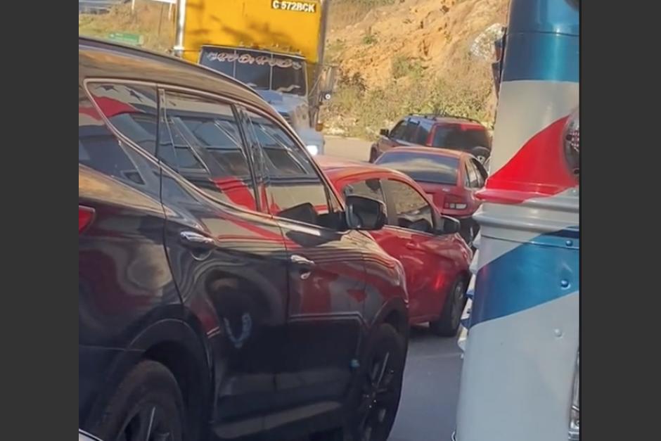 Sancionan a pilotos que se conducían en contra de la vía para evitar el tránsito en Ciudad Quetzal. (Foto: Captura de video)