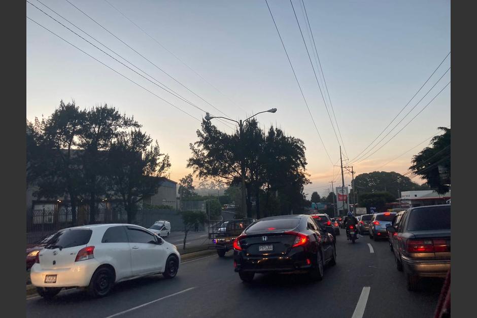 Varios puntos de la ciudad se encuentran paralizados por el tránsito vehicular de este lunes 16 de enero. (Foto: Alexis Batres/Soy502)&nbsp;