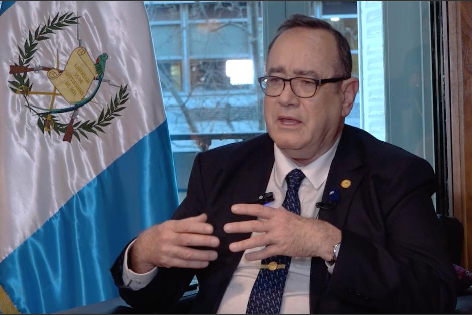 El presidente Alejandro Giammattei ofreció una entrevista a una agencia internacional donde habló del conflicto diplomático con Colombia. (Foto: Captura de video)