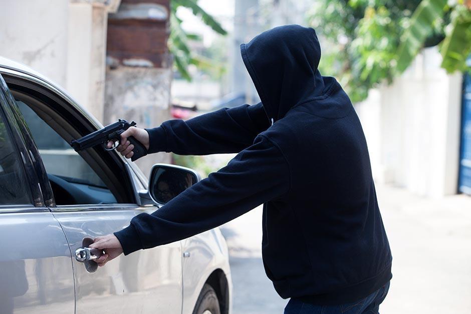 El asaltante disparó al aire para asustar a la víctima, a quién le robó su camioneta. (Foto ilustrativa: Shutterstock)