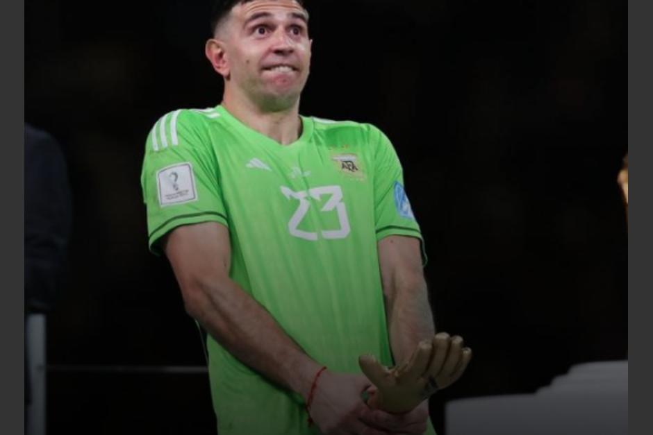 Dibu Martínez generó polémica cuando recibió el premio al mejor arquero en el Mundial de Qatar 2022. (Foto: News Italy)
