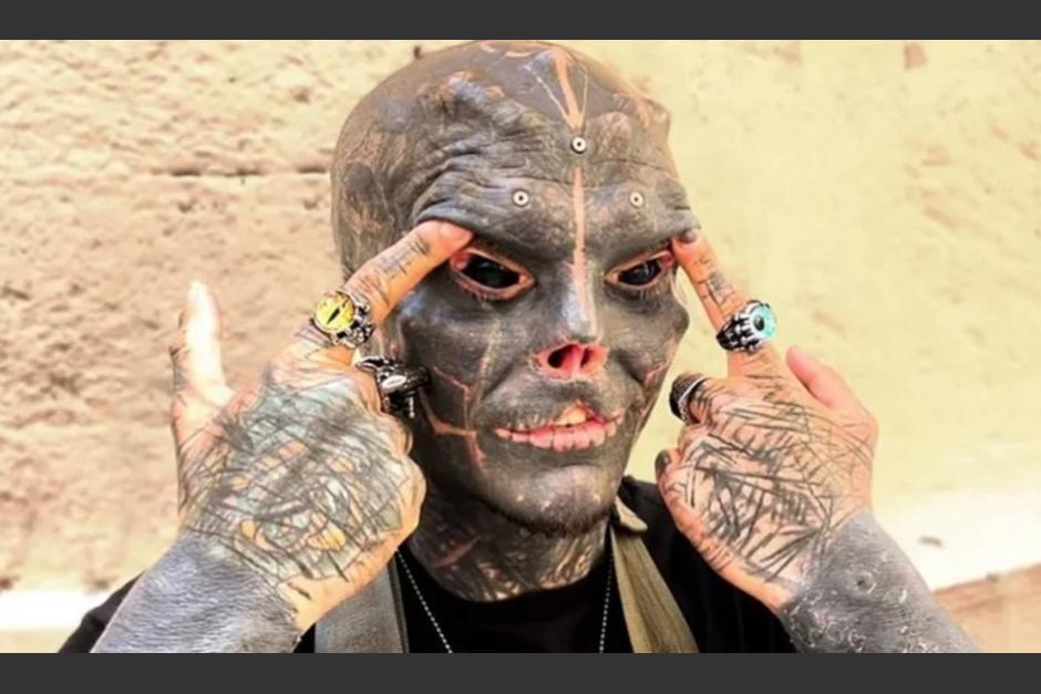 "The Black Alien" es reconocido por sus múltiples tatuajes y modificaciones corporales. (Foto: Clarín)
