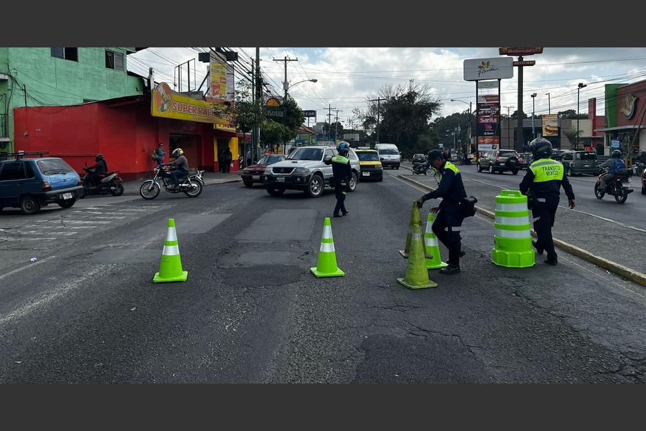 Realizan cierres por ataque armado en la calzada San Juan que dejó tres personas sin vida. (Foto: @EmixtraPablo)