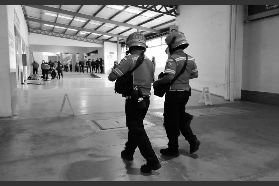 Los visitantes de la plaza comercial en Centra Sur huyeron despavoridos durante una balacera que dejó dos guardias de seguridad privada sin vida. (Foto: PMT Villa Nueva)