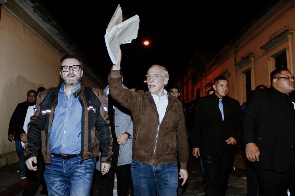 Edmond Mulet junto a Máximo Augusto Santa Cruz, tras solicitar la inscripción del binomio en sábado 21 de enero. (Foto: Cortesía)
