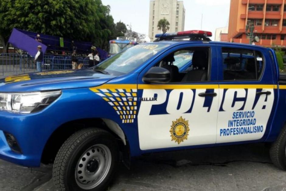 Una patrulla de la PNC protagonizó un accidente en la calzada Aguilar Batres. En el lugar, el vehículo oficial chocó contra varios postes. (Foto: Archivo/Soy502)