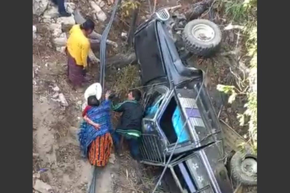 Un picop cayó a un barranco en una carretera de El Quiché y dejó al menos dos menores y cuatro adultos heridos. (Foto: captura de video)