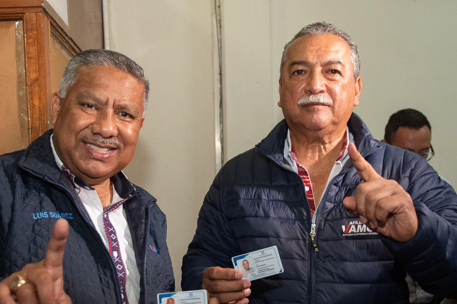 Manuel Conde y Luis Suárez recibieron sus credenciales del TSE y se convirtieron en candidatos oficiales. (Foto: Partido Vamos)