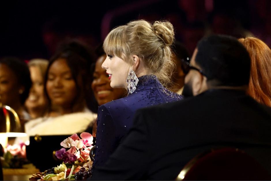 La estadounidense, Taylor Swift, se robó las miradas durante la presentación del artista puertorriqueño, Bad Bunny, y su baile se hizo tendencia. (Foto: AFP)&nbsp;
