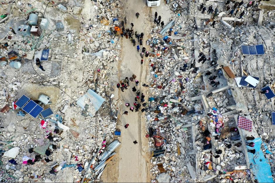 El fuerte terremoto sacudió a dos países y más de 17 mil personas murieron. (Foto: AFP)