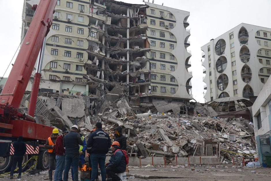 En un video compartido en redes sociales se observa el momento en que se registra una fuerte réplica del primer terremoto en Turquía.&nbsp; Un periodista realizaba una transmisión en vivo.&nbsp; (Foto: AFP)&nbsp;